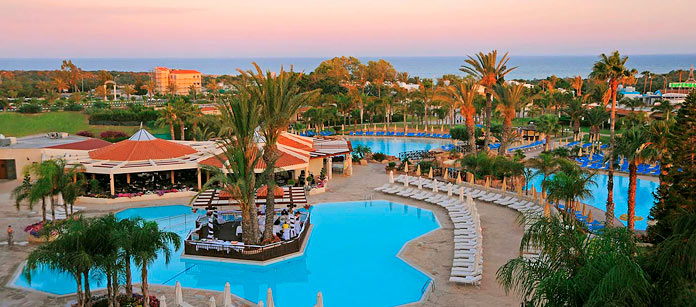 Barnvänliga hotell Olympic Lagoon Resort.